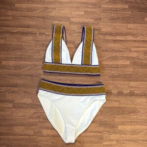 WHITE YELLOW PATTERNED BIKINI TOP AND BOTTOM SIZE MEDIUM